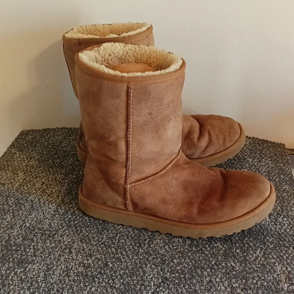 UGG Classic short women's winter boots tan size 9